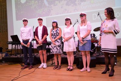 Fra Venstre Mads Kristian Duborg Mikkelsen, Peter Hald Vestergaard, Rosa Mathilde Böttger Gårdhus, Louise Damholt Markusen, Nanna Zacho Frank Mogensen og rektor Marianne Dose Hvid. ?FOTO: Laila Kempel
