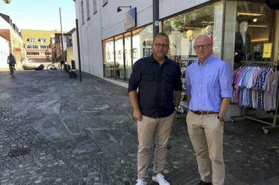 Allan Kristensen, citychef, og John Jacobsen, indehaver af Din Tøjmand, i Smallegade med Bethaniagade i baggrunden. De er godt trætte af tyverier af gadevarer i gågaden og er ikke i tvivl om, at gerningsmændene er brugere af varmestuen. ?Foto: Kenneth Meinby Sørensen