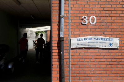 Lokalpolitiet i Herning er ofte på visit ved varmestuen i Bethaniagade, men oplever ikke, at mængden af uro og kriminalitet er steget på det seneste. ?Foto: Flemming Hansen