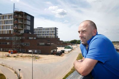 Lars Dueholm bor i Herning og har derfor ikke langt til sin nye arbejdsplads i Gødstrup som byggeleder for Rambøll, hvor han er med til at holde overblikket på en del af byggeriet af det nye storsygehus. ? Foto: Flemming Hansen