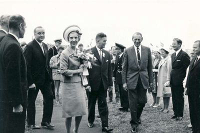 Kongeparret på besøg på det kombinerede ungskue og landsskue i 1968. Imellem parret ses Landbrugsrådets præsident Anders Andersen, der også var formand for Foreningen af Jydske Landboforeninger og dermed medarrangør af Ungskuet. Bag dem anes politimesteren, der netop havde fået ridderkorset overrakt på Hammerum Hovedgade. Til højre ses blandt andre borgmester Jens Mathiasen. ? Foto: Lokalhistorisk Arkiv Herning