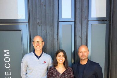 Fra venstre Thomas Knudsen, direktør Backtee A/S, Isabella Jacobsen, studerende på VIA Design & Business og vinder af konkurrencen om at designe de 100 polo t-shirts og Anders Bisgaard Head of Research & Development på VIA Design & Business. ?Foto: PR-foto