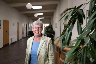 Asta Gammelvind kunne godt tænke sig flere butikker og dermed mere liv i byen. - Men tiderne har ændret sig: Nu er det hele stort set lukket, og det er et stort tab for Vind, siger hun. ?Foto: Tom Laursen