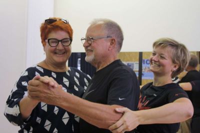 Danseinstruktør, ergoterapeut Charlotte Larsen (t.h.) guider ægteparret Margit Cadovius og Niels Jørn Isen. ? Foto: Kim Kristensen