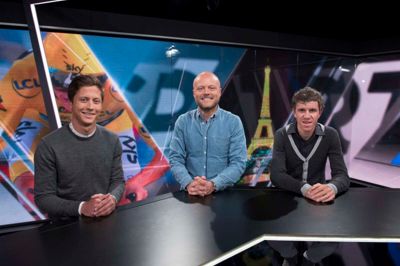 Rasmus Staghøj (t.v.) har efter en årrække som reporter ved Tour de France fået en ny rolle som kommentator på de første timer af etaperne. Han kommenterer sammen med Brian Nygaard og Chris Anker Sørensen. Foto: Ebbe Rosendahl/TV2