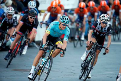 Jakob Fuglsang, her i aktion i gadeløbet i Herning sidste år, har skrevet en bog sammen med TV2-journalisten Rasmus Staghøj, der ligesom Fuglsang selv kommer fra Silkeborg. Foto: Flemming Hansen