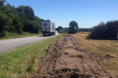 Så er arbejdet med cykelstien på Sønderupvej begyndt. Cykelstien føres hen og over Skjernvej til Kirkevej, hvor man så skal cykle på de eksisterende veje ind til Videbæk. ? Foto: Ole Skydt