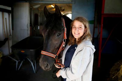 Tanja Henriksen, 13 år, Vildbjerg:
- Det er rigtig hyggeligt at være her. Det er anden gang, jeg er med, og jeg deltager i spring. Her er nogle gode udfordringer, og springene er pyntet flot. Jeg har gået til ridning i 10 år, og mit mål er at blive så god, som jeg overhovedet kan blive. Jeg går til ridning i Herning.