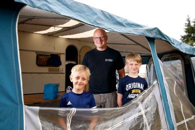 Henning Bertelsen med sønnerne Mikkel (t.v.) på seks år og Mads på otte år. I år er Henning Bertelsen med som racerepræsentant for Shire-hestene, men sidste år havde familien deres egne heste med. - Vi har jo selv avlet i 15 år og sidste år havde vi den bedste hingst, som fik 24 point og ærespræmien. Foto: Tom Laursen
