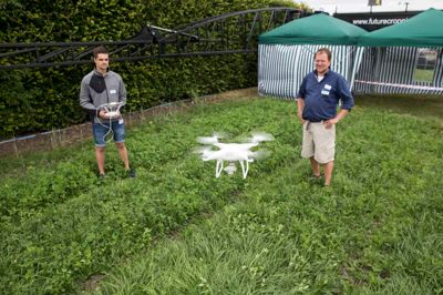 Udviklingsingeniør ved Agrointelli, Kevin Grooters (t.v.), og Jim Rasmussen, seniorforsker på institut for Agroøkologi ved Aarhus Universitet, demonstrerer dronen, som overflyver marken og analyserer andelene af græs og kløver. Informationerne bruges til at landmændene kan præcisionsgøde, og derved spare på kvælstof, så det ikke udvaskes til vandløb, søer og fjorde. ?Foto: Tom Laursen
