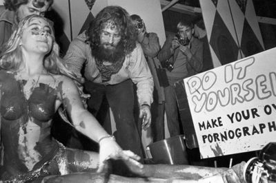 Et udtryk for 1968 er frisindet. Nøgenhed, sex og porno blev stillet til skue, og kunstneren Jens Jørgen Thorsen greb mulighederne ved at male på en nøgen pige på verdens første sexmesse i København 1969. ? Foto: Per Helmer/100danmarkshistorier.dk