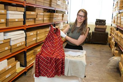Kjolen, som Kristine Holm-Jensen, afdelingsleder og formidlingschef på Tekstilmuseet i Herning, viser frem, er en moderigtig model fra Dranella fra sidst i 1960'erne. ?Foto: Tom Laursen