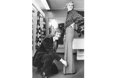 Hvis man skulle købe moderigtigt i Herning, var det altid Mette Mode, man først besøgte tilbage i 1970'erne. Her er Ove Jensen ved at tilpasse et par kassebukser på sin hustru, Ingemarie Jensen, i den daværende butik i Odense. Billedet er fra 1972.