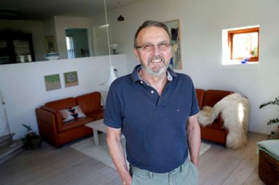Aksel Jakobsen havnede i Skibbild-Nøvling ved et tilfælde, da han skulle starte eget tømrerfirma. Han har ingen planer om at forlade byen igen. ?Foto: Flemming Hansen