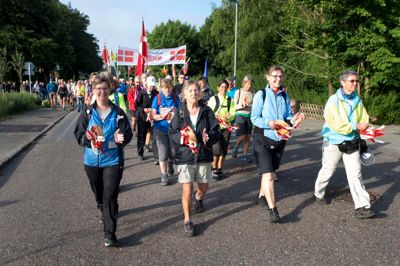 Hver morgen på den syv dage lange Hærvejsvandring går vandrene i samlet flok den første kilometer med flag og tamburiner. FOTO: TOM LAURSEN