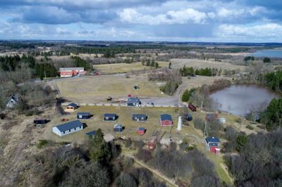 Nye åbne rundvisninger trækker flere gæster til Søby Brunkulsmuseum.? drone-foto: flemming hansen