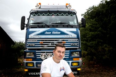 Simon Holmsgaard foran sin lastbil. Den store Volvo-lastbil har kørt 1,1 millioner kilometer. Simon Holmsgaard mener, der er tre millioner kilometer mere i vognen, som han vil vise frem på shows og udstillinger.? foto: tom laursen
