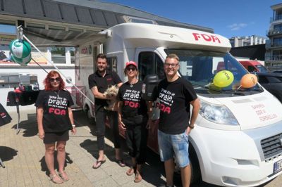 - Vi har verdens fedeste job, lyder det fra Dan Larsen (t.h.), der her er fotograferet med FOA's øvrige organiseringskonsulenter på »Sommer Touren«: Pernille Nielsen, Lars Taabøl og Sanne Bjørner Heinesen. Hunden Bailey, der har sneget sig med på billedet, er ejet af direktør Gitte Sundstrup Nielsen fra Privat Pleje & Omsorg, som FOA besøgte torsdag. ?Foto: Brian Kjær Andersen