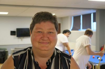 Lillian Nykjær samler trådene i Brændgård Unge Club. Hun flyttede til Brændgårdparken for syv år siden fra Gullestrup. I Gullestrup var hun med til at danne klubben Zone1. I Brændgårdparken har de unge også et behov for et mødested, mener hun.? foto: jesper wind