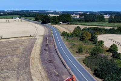På denne strækning på Sønderupvej kører mange store lastbiler, og senere på året bliver der lavet dobbeltrettet cykelsti. ?dronefoto: Tom Laursen