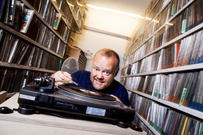 - Så længe nogen bliver ved med at lave musik, så længe kan jeg finde på nye spørgsmål. Musik er en uudtømmelig kilde, der aldrig står stille, siger radiovært for »Musikquizzen«, Kenneth K. ?Foto: Carsten Lauridsen