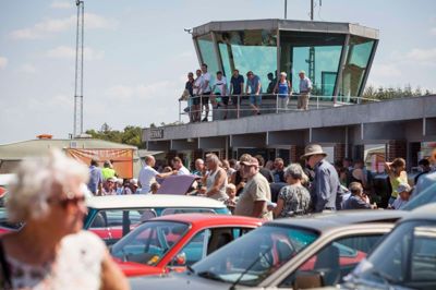 Midtjysk Flyveklub inviterede lørdag på Veteranens Dag på Herning Flyveplads, hvor der var udstilling af gamle fly og biler samt rundflyvninger og faldskærmsudspring i luften. Foto: Toke Hage