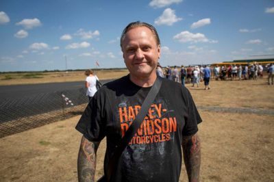 Nick Nielsen, Ishøj:
- Vi var lige i nærheden i et sommerhus, som jeg har lånt af en kammerat, og jeg synes, det lød spændende med gamle biler og fly, så jeg tog familien med. Det er et dejligt arrangement, og det er fantastisk at se alle de flotte maskiner. Jeg har selv garagen fuld af blandt andet en gammel Alfa Romeo og en Harley Davidson-motorcykel, så det her er noget, jeg også normalt gerne vil køre et stykke for at opleve.