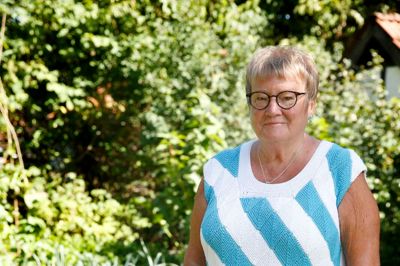 Conny Frandsen er aktiv i lokalområdet, hvor hun blandt andet er kasserer ved Skarrild Borgerforening, og hun kunne ikke forestille sig andre steder at bo end i den lille landsby syd for Herning. Foto: Flemming Hansen