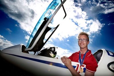 Rasmus Ørskov, der her er fotograferet ved en tidligere lejlighed, blev i weekenden verdensmester i svæveflyvernes klubklasse. Han hyldes for præstationen i Arnborg på fredag. ? Foto: Henrik Ole Jensen
