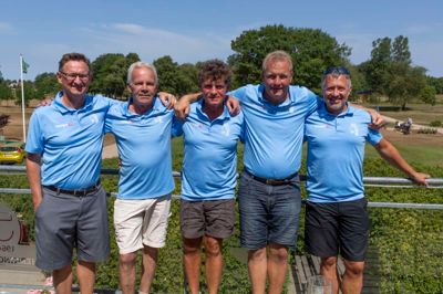 I fredags gæstede en gruppe tidligere førsteholdsspillere fra Skive IK's fodboldhold Herning Golf Klub, som blev den niende klub, de besøgte i uge 29. Lørdag sluttede de af med en match i hjemmeklubben i Skive. Fra venstre: Johnny Lindhard, Jens Skytte Høj, Bjarne Kristiansen, John Bertelsen og Kim Kock.?Foto: Toke Hage