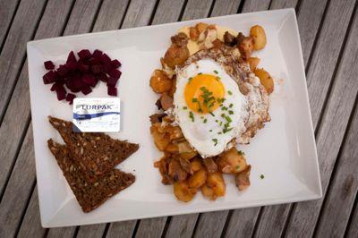 Biksemad var langt den mest opopulære spise i Herning i sidste uge, og det skyldtes især, at Herning Golf Klub kørte tilbud på golf og biksemad. Der blev bestilt mange hundrede portioner biksemad, og cirka 1000 gæster var på besøg i golfklubben i løbet af ugen.?Foto: Toke Hage