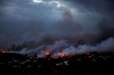 Det er to store skovbrande på hver sin side af Athen, der forårsagede evakueringen af de 39 Bravo Tours-gæster, og brandene har indtil videre kostet 50 mennesker livet. ? Foto: ALKIS KONSTANTINIDIS/Ritzau Scanpix