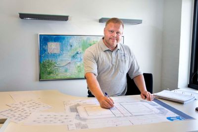 Henrik Bærentsen begyndte i lære hos Lund & Erichsen som 16-årig og har nu 25-årsjubilæum. Han har siden 2001 været projektleder i afdelingen, der arbejder med styring af varme, vand, ventilation og lys i bygninger. Foto: Tom Laursen