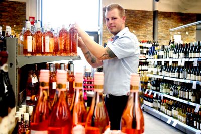 Souschef hos Meny på Dæmningen i Herning, Christoffer Becher, sørger for, at der altid er rosé- og hvidvin på køl, og det hjælper salget af de to favoritter på vej. ??Foto: Henrik Ole Jensen