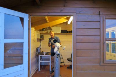Ole Fuglsbjerg i det havehus, han har lavet om til et observatorium. Havehuset kører på små gummihjul og kan dreje rundt efter stjerner og planeters baner.?foto: jesper wind