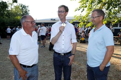 Verdensmester Rasmus Ørskov (i.m.) blev fredag hyldet på Svæveflyvecenter Arnborg. Her es han med formanden for Dansk Svæveflyver Union Peter Nielsen (t.v.) og Anders Husted Madsen, der er næstformand i Herning Svæveflyveklub, hvor Ørskov er mangeårigt medlem. ?Foto: Henrik Ole Jensen