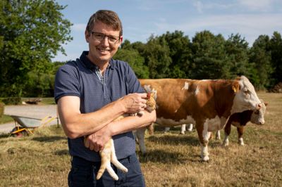 Familien overtog landejendommen uden for Timring i 1997 og har ingen planer om at flytte igen. - Måske ender det med, at vi skal bæres herfra, siger Jens Mølgaard. ? Foto: Toke Hage