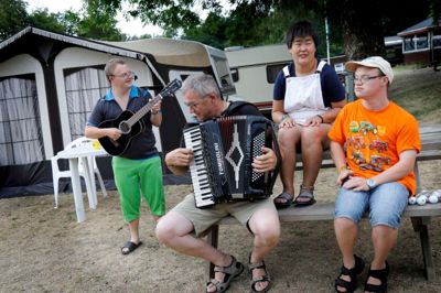 Mens nogle slappede af i formiddagssolen, var der anderledes gang i Kristian på guitar, Verner med harmonika, Mette som support og Erling på trommer, der gav koncert til ære for avisen.