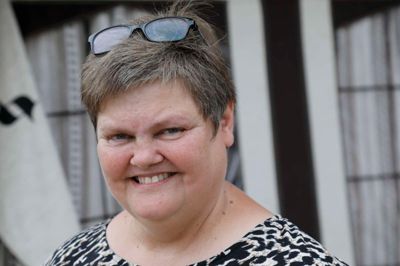 Hanne Pedersen:
- Jeg er af sted med min datter på 26 år Rebekka Pedersen (der holder siesta, red.), og her på campingpladsen i Haderup er alt meget overskueligt for hende. Her føler hun sig rigtig godt tilpas. Der er ingen Jantelov, og vi har været med fra start, så hun kender rigtig mange af de andre deltagere.