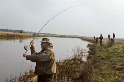 Gråvejr og 15 graders varme er det bedste vejr at fiske i som her ved Skjern Å. Der er fiskene livlige. Sommerens tørke gør dem sløve og udsatte. Derfor er lystfiskerforeninger gået sammen om forbud mod fiskeri.?foto: nils lund