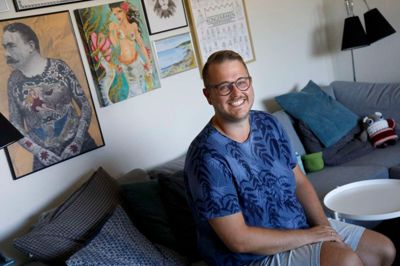Mikkel Beck Hansen, alias Unkeldesign, er totalt opslugt af at hækle. Det er sjovt, og det er meditativt, siger han. Unkeldesign er et ordspil med flere betydninger. »Unkel - jeg er onkel. »Un« betyder »en« på spansk, og jeg er såmænd bare en onkel«, siger han. Han er overbevist om, at flere mænd gerne vil hækle, men ikke tør, fordi det opfattes som feminint.?? Foto: Henrik Ole Jensen