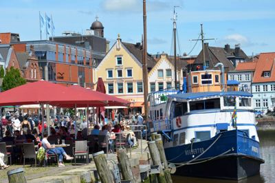 Pulsslagene fra Vadehavet kan sanses helt ind i hjertet af Husum, og med cirka seks timers mellemrum står bådene i inderhavnen skiftevis på havbunden eller flyder frit i fortøjningerne. Foto: Niels-Henrik Jensen