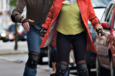 Det ruller ikke helt for Mia Lyhne, der nok mest er kendt fra serien »Klovn« og de dertilhrende film. Her ses hun i et afsnit af serien, hvor hun sammen med Frank Hvam holder pjække/hyggedag. Foto: Per Arnesen