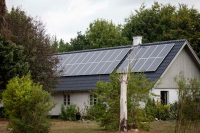 Søren Sveigaard driver ikke kun den store solcelle-park sammen med sin familie. Han har også lagt solceller på sin egen ejendom som 85.000 andre husejere gjorde det i årene 2010-2012.?Foto: Toke Hage
