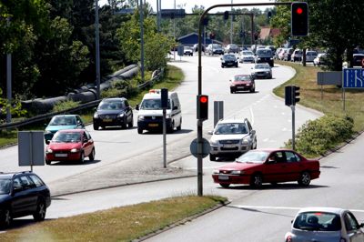 18.000 biler, lastbiler og busser bruger i gennemsnit Dronningens Boulevard hvert døgn. Fra på mandag og en måned frem vil den travle vej være lukket stykke for stykke, fordi den skal have ny asfalt.? foto: tom laursen