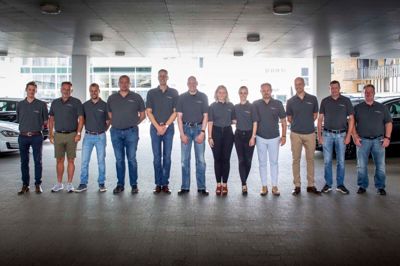 Team Coffee Perfect, med de to direktører i midten, er samlet foran Hotel Eyde. Til højre for de to direktører står Emma Nielsen, som skal sidde i Herning. ?Foto: Toke Hage