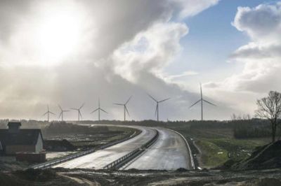 Sådan kommer de syv 140 høje vindmøller i St. Soels nordvest for Aulum til at se ud. Visualiseringen er udarbejdet, inden motorvejen blev færdig. ?Pr-foto