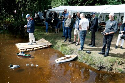 Danmarksmesterskabet for radiostyrede modelskibe blev i weekenden afviklet i Skærbæk Sø. 75 skibe dystede i otte forskellige klasser. ?Foto: Flemming Hansen
