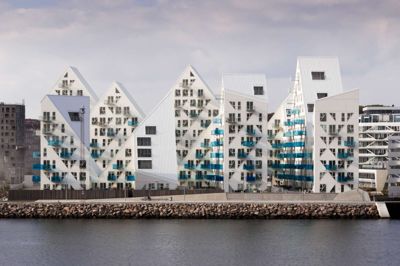 Isbjerget i Aarhus Ø rummer mere end 200 lejligheder og har vundet priser for sin arkitektur.