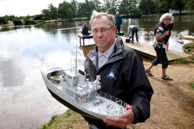 Ole Knudsen er meget, meget glad for orlogskutteren »Thurø«, fordi den er så flot bygget - dog ikke af ham selv. ?Foto: Flemming Hansen